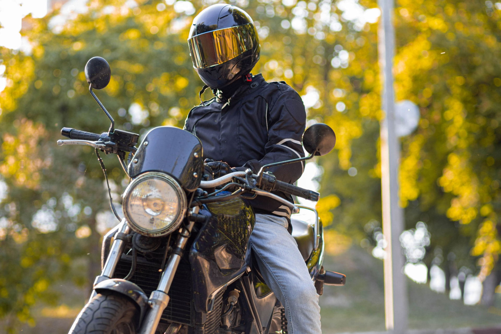Motard équipé sur sa moto dans la Nièvre